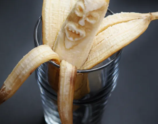 Pode colocar casca de banana direto na planta?