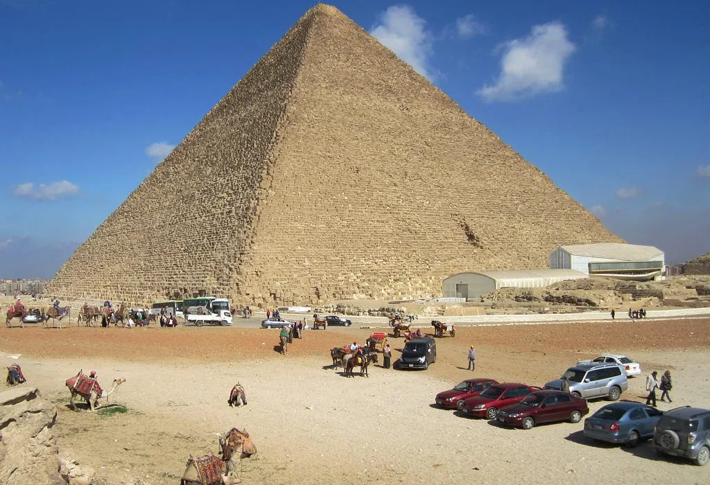 Onde fica a Grande Pirâmide de Gizé?