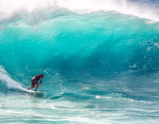 Como funciona a onda no surfe?