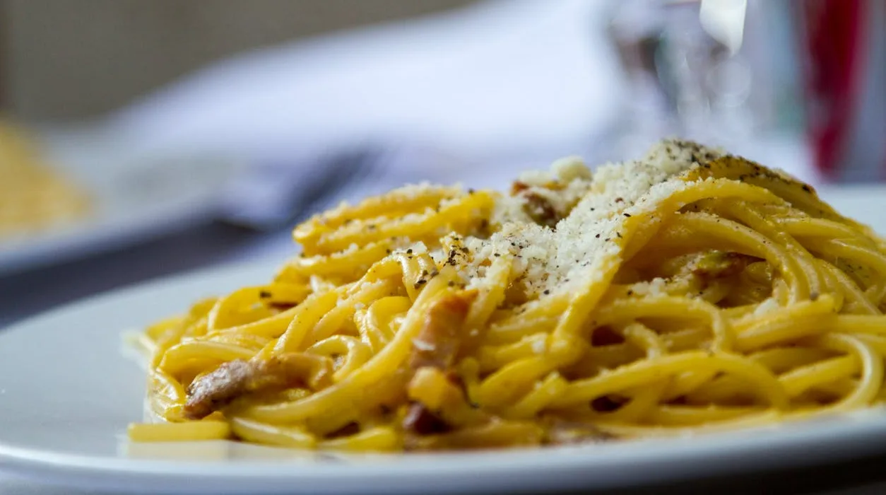 maneira correta de comer macarrão