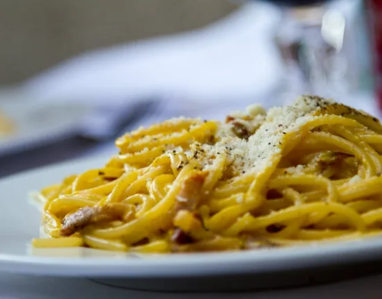 maneira correta de comer macarrão